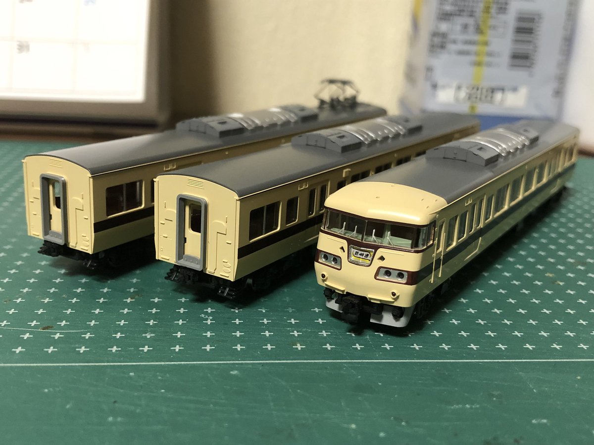 tkk103series's tweet photo. 遅ばせながら改めて押さえたTOMIX製117系100番台『新快速色』…何と言っても外観上の変化は一枚下降窓と205系に準じて台車がDT50C形とTR235B形への変更点でしょう🤔
アンテナはKATO製E231系用アンテナを採用予定。
#sscmodel さんのインレタを駆使してドレスアップして行こうかなと思います⤴️ https://t.co/yzMpy609AA