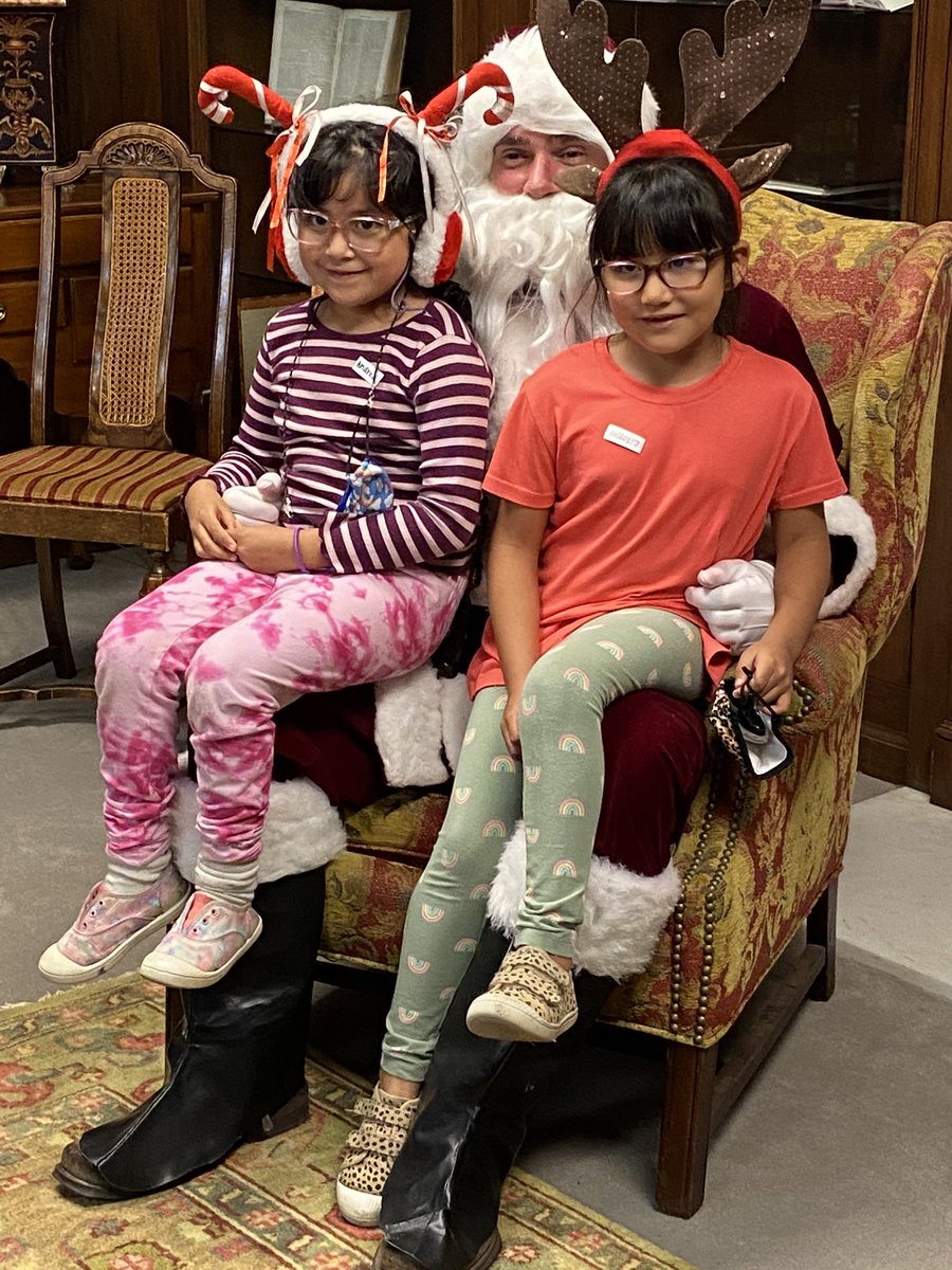 AngieFMorrison's tweet photo. TCS ESL and @TuscaloosaBooks teamed up with Santa and his little elf for our December bilingual family literacy night with books, crafts, writing, games, tours, tech, pics, &amp; more!🎅🏽📚🌍 https://t.co/UiHo7skqVU