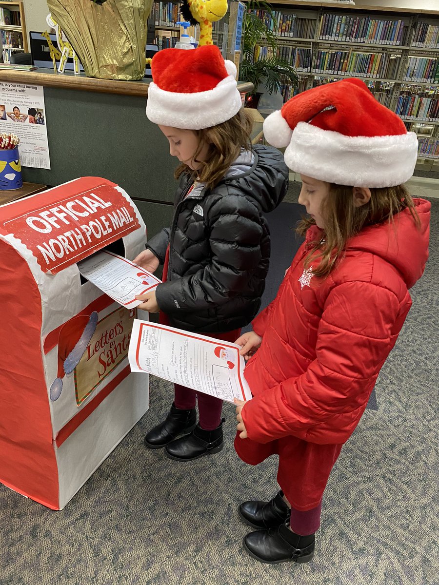 AngieFMorrison's tweet photo. TCS ESL and @TuscaloosaBooks teamed up with Santa and his little elf for our December bilingual family literacy night with books, crafts, writing, games, tours, tech, pics, &amp; more!🎅🏽📚🌍 https://t.co/UiHo7skqVU