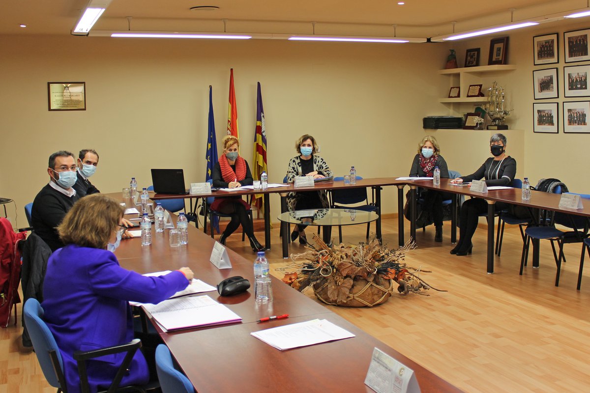 cgsbaleares's tweet photo. Darrera Junta de Govern de l'any 2021. Reunits en la seu col·legia i amb la presidenta Apol·lònia Julià, la vicepresidenta María Gracia Matas; el vocal, Daniel Ruiz; el tresorer, Federico Hermosel; i la gerent Francisca Palacios #juntadegovern #graduatssocials #josocgraduatsocial https://t.co/JiOFokiTYv