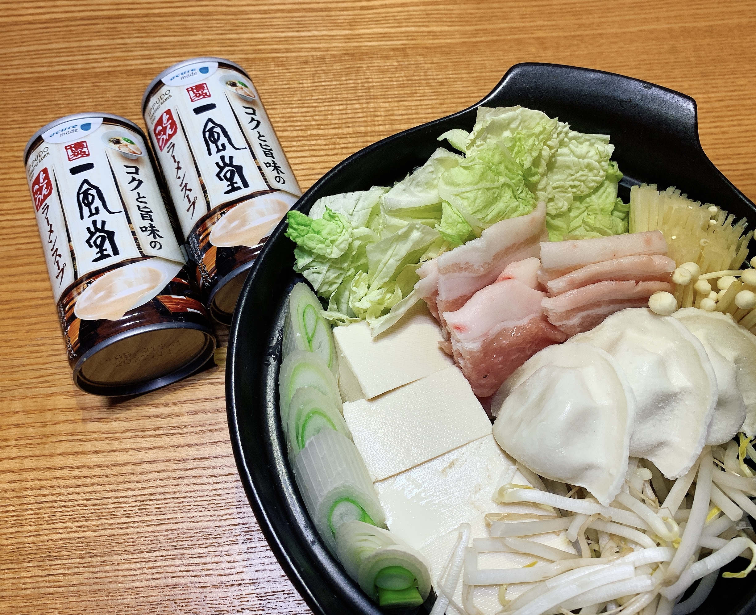 Acure アキュア そのまま飲んで美味しい コクと旨味の一風堂とんこつラーメンスープ ですがアレンジもオススメ 今日は鍋に挑戦しました 好きな具材と一緒に鍋に入れるだけ 私は2本使いました 鍋のサイズや量にあわせてご調整ください 寒い