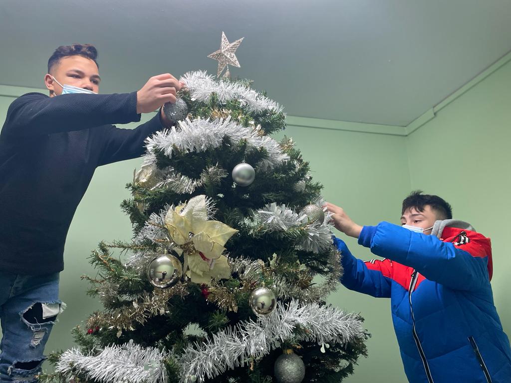 Project__Ruth's tweet image. It&apos;s beginning to look like Christmas at the Ruth School! COVID-19 has suspended some of our annual traditions but we were happy to have some of our 8th graders stay after-school to help decorate!