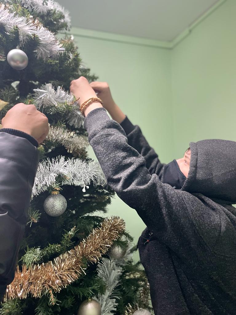 Project__Ruth's tweet image. It&apos;s beginning to look like Christmas at the Ruth School! COVID-19 has suspended some of our annual traditions but we were happy to have some of our 8th graders stay after-school to help decorate!