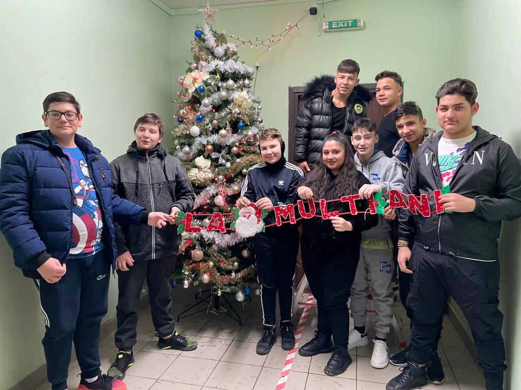 Project__Ruth's tweet image. It&apos;s beginning to look like Christmas at the Ruth School! COVID-19 has suspended some of our annual traditions but we were happy to have some of our 8th graders stay after-school to help decorate!