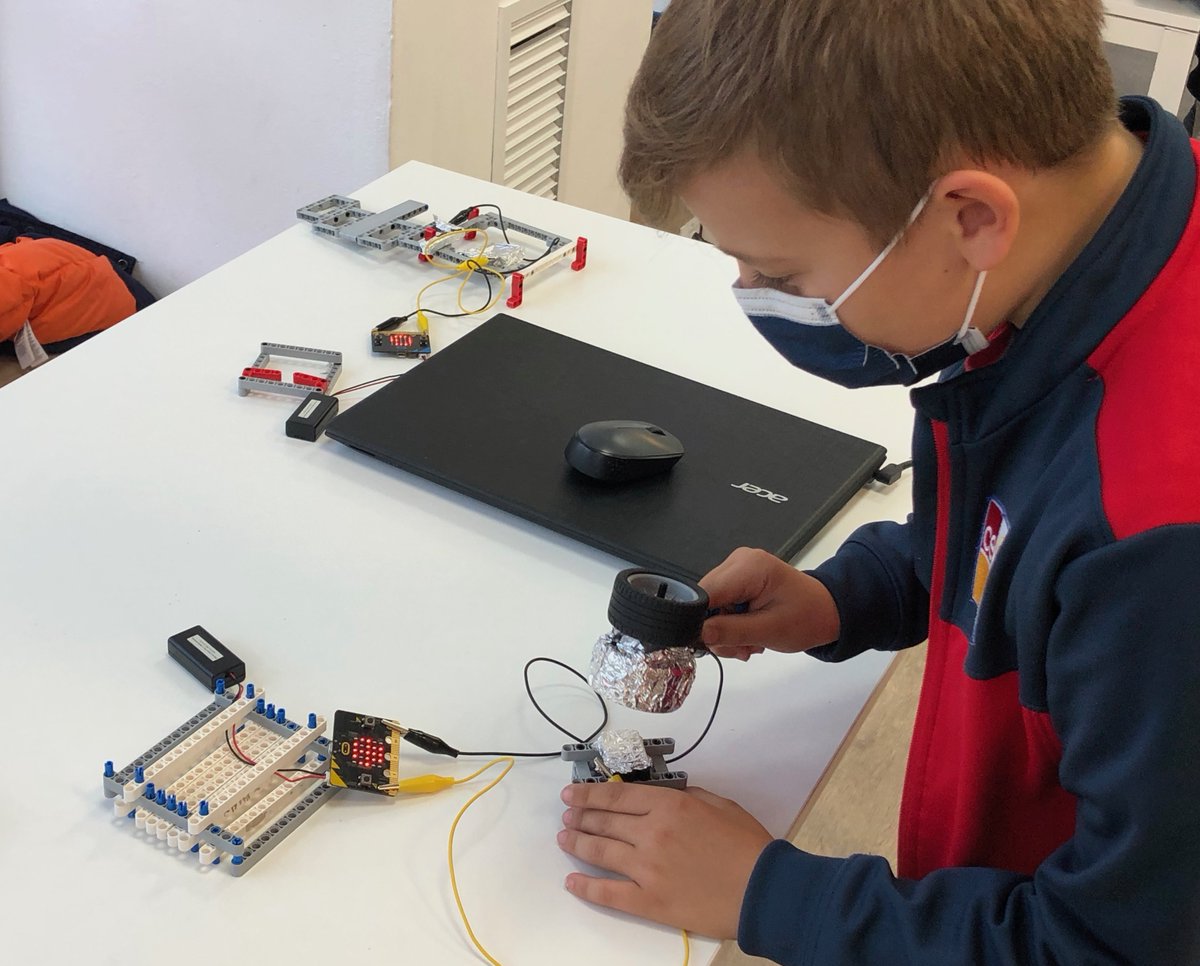 minivinci's tweet photo. Mismo @microbit_edu  y similar programación pero... cuatro personas distintas han creado ¡cuatro juegos diferentes! 
Variedad para jugar, ganar, perder y disfrutar 👏

¡Haz tuyo el proyecto! 

#diy #programcion #tech4all #electronica #creatividad #hazlotuyo https://t.co/mWcpRXOobH