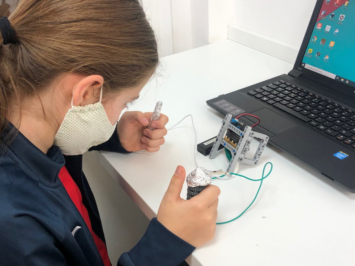 minivinci's tweet photo. Mismo @microbit_edu  y similar programación pero... cuatro personas distintas han creado ¡cuatro juegos diferentes! 
Variedad para jugar, ganar, perder y disfrutar 👏

¡Haz tuyo el proyecto! 

#diy #programcion #tech4all #electronica #creatividad #hazlotuyo https://t.co/mWcpRXOobH