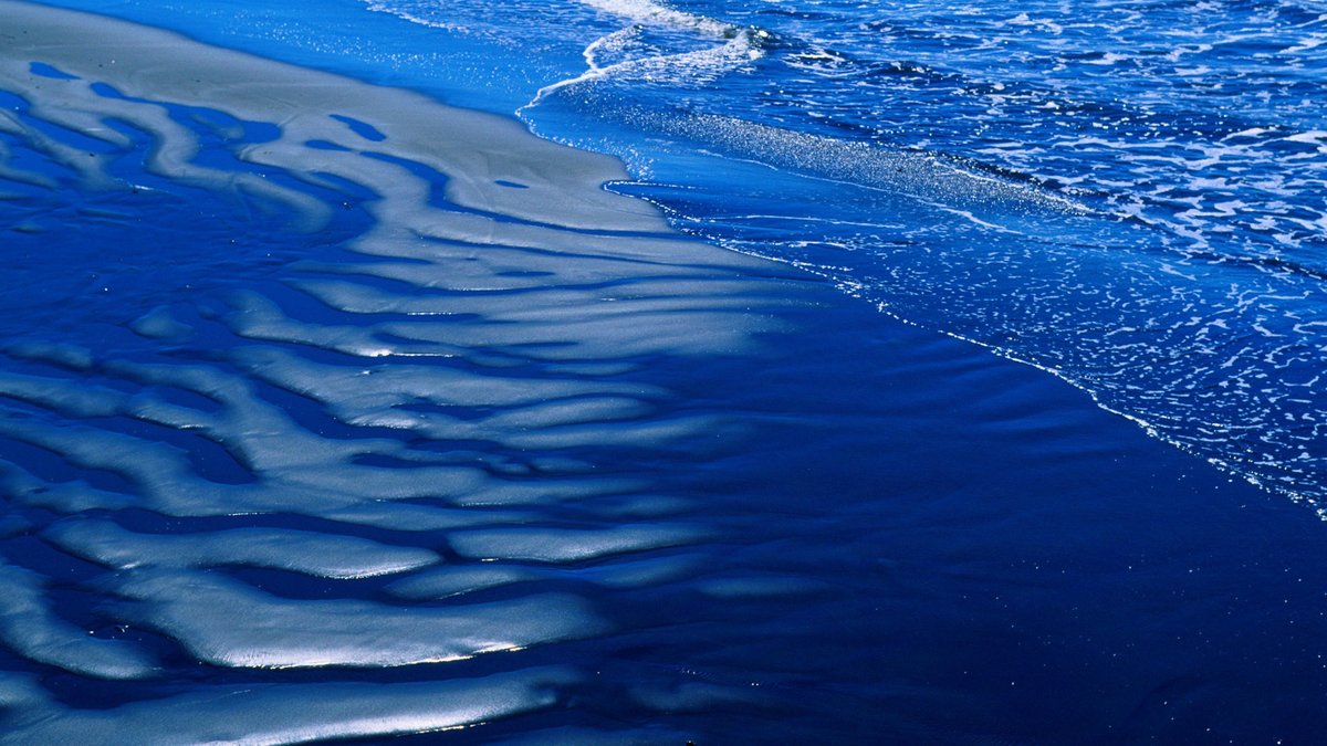 Материалы в морской воде. Синее море. Поверхность моря. Вода фото. Синий цвет моря.