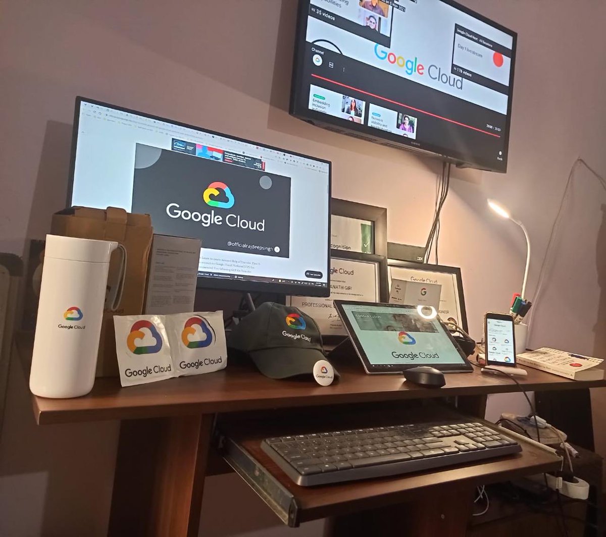 bgiriaicloud's tweet photo. I am glad to share today received amazing swags from Google Cloud Thank you ⁦@qwiklabs⁩ and @googlecloud for providing the opportunity and organizing such a wonderful learning program to #LearnToEarn #Qwiklabs #GoogleCloudLearn @GoogleCloudTech @GoogleCloud_IN https://t.co/w150U57e7K