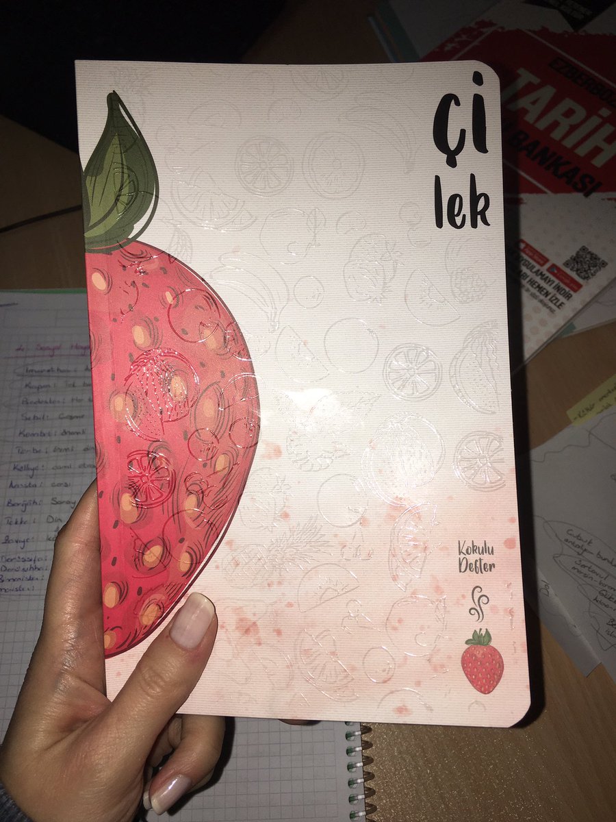 Kendimi mutlu edeyim diye bugün bimden 5 liraya kokulu defter aldım