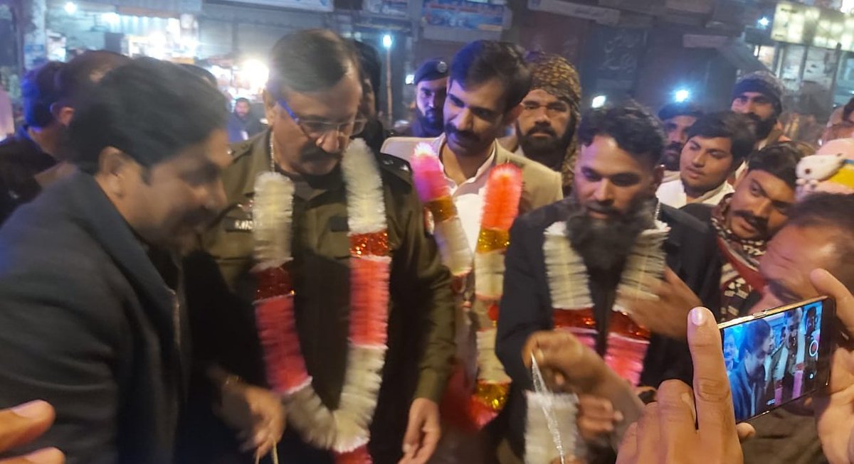 OfficialDPRPP's tweet photo. قصور پولیس نے 6سالہ معذور زینب کی گمشدکی کی اطلاع پر زینب الرٹ ایپ کا استعمال کرکے چند گھنٹوں میں زینب کو ڈھونڈ کر والدین کے حوالے کیاASIمحمد اشرف نے چھٹی پر ہونے کے باوجود زینب الرٹ پر اپڈیٹ ملنےپر بچی کو تلاش کیاآئی جی پنجاب نے ASIکے لیےتعریفی سرٹیفکیٹ نقد انعام کا اعلان کر دیا https://t.co/0WHB0KQ98h