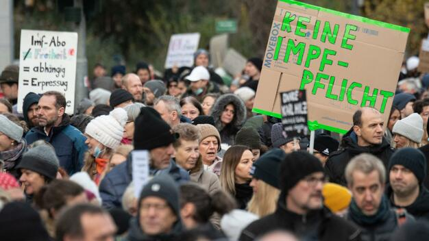 Torch-lighting parades, "walking", threatening gestures: #Corona protests are becoming more and more<a href="/tag/corona"class="tags"><span>#corona</span></a>