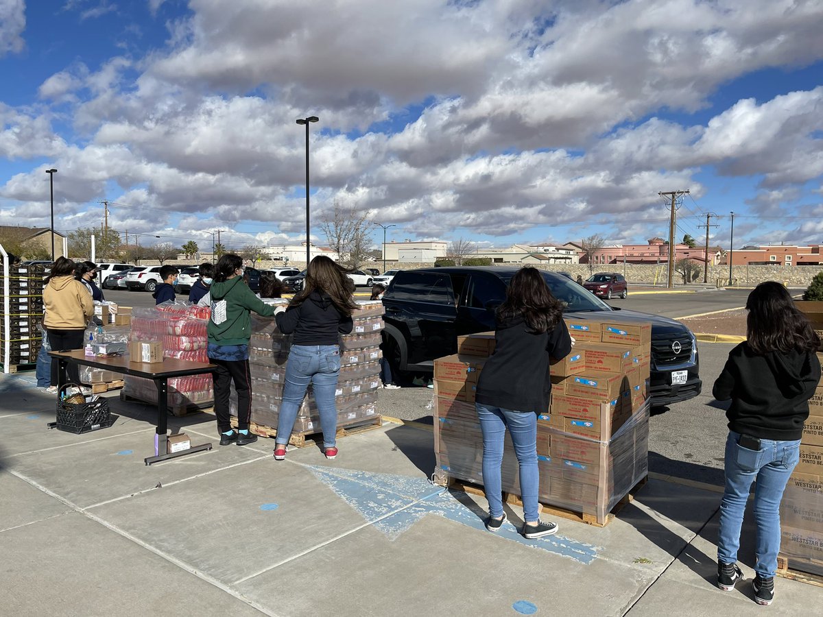 jgraje08's tweet photo. Food distribution at @Hernando_MS !❤️ https://t.co/l7XZbtZR4h