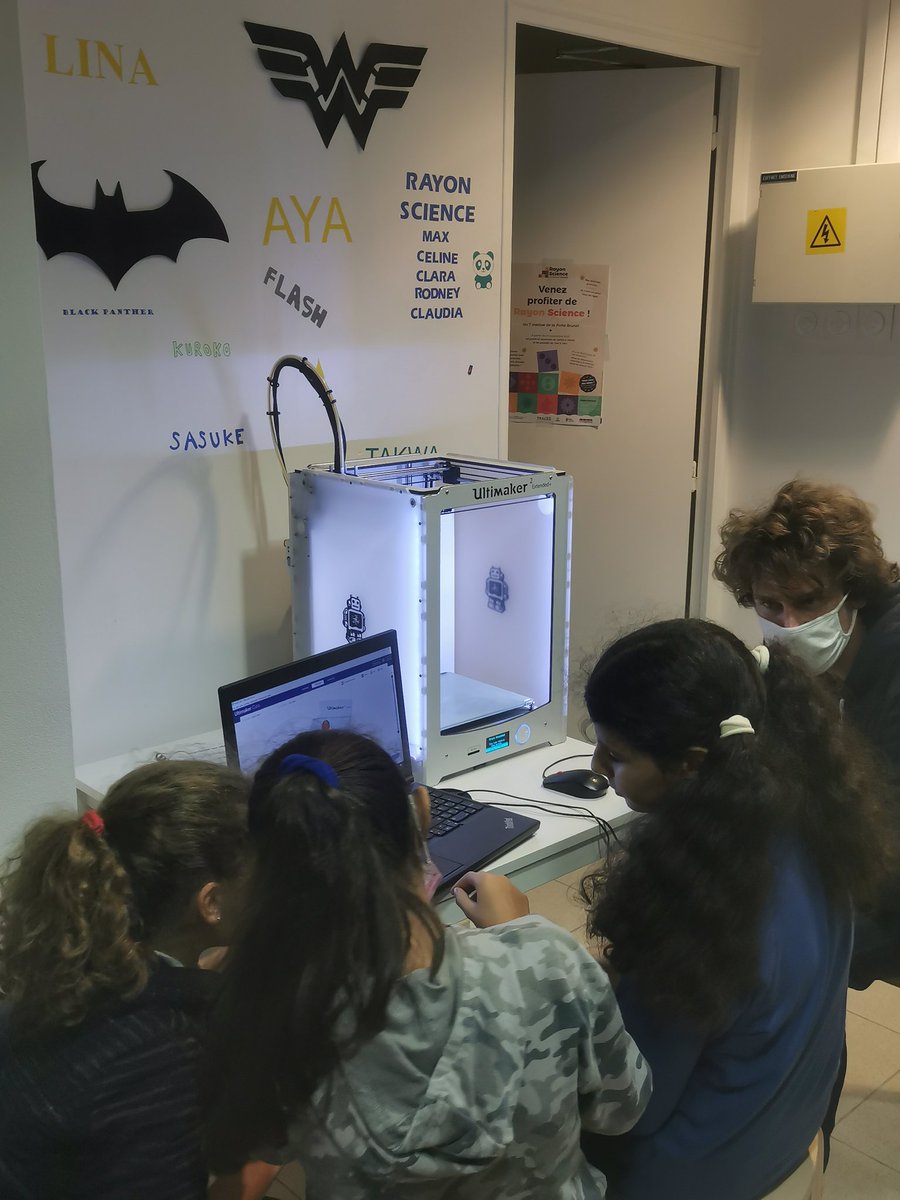FrancoisDagnaud's tweet photo. Au 7 avenue de la Porte Brunet et jusqu'à janvier, retrouvez #RayonScience !
Un bel espace d'exploration scientifique pour petits et grands, ouvert à tous et gratuitement !
Tous s'y retrouvent pour manipuler et découvrir.
En bonus : une imprimante 3D et une machine à flocage ! https://t.co/npAljtg1nq