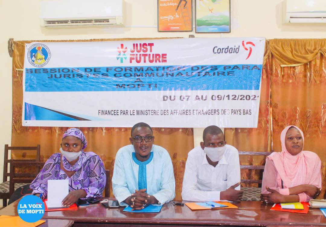 lavoixdemopti's tweet photo. L'Ong #APROFEM a organisé du 6 au 9 décembre une session de formation à l'intention de 25 para juristes sur: la notion de parajuridisme, les droits humains, les juridictions au Mali, les acteurs de la justice, l'assistance juridique et judiciaire...
#Mopti
#Cordaid https://t.co/5Eg1PwnTCc