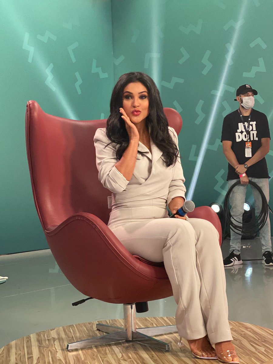 Mileide já está no palco para a gravação da Hora do Faro! 🤍 #TeamMileide