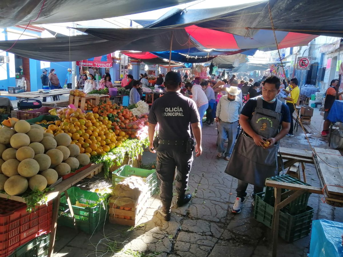 POLICIA_OCOTLAN's tweet photo. Realizamos  recorridos pie tierra para  que nuestros ciudadanos  y visitantes disfruten de una Cómoda  estancia en el tradicional viernes de plaza.
@GobMpal_Ocotlan 
@GobOax 
@SSP_GobOax 
@SESESP_GobOax
@polux100
@DiscipuloMD https://t.co/pwfAnrHUxj