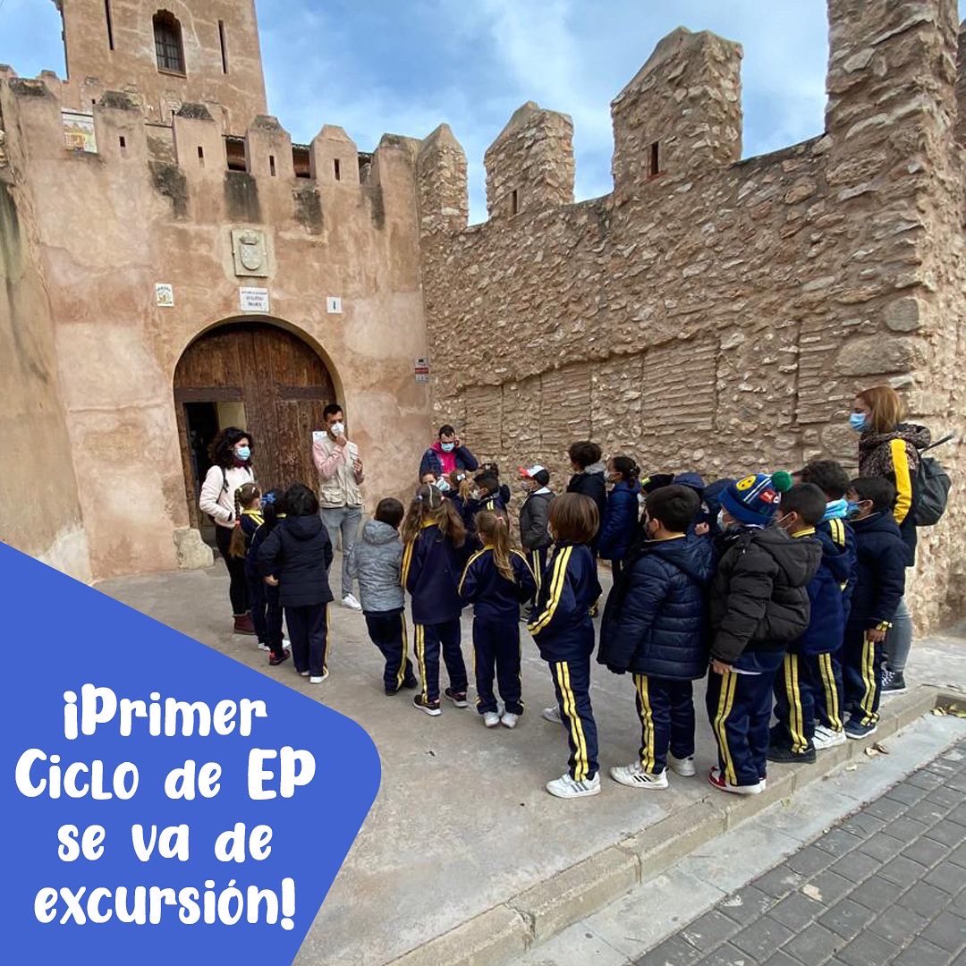 ColegioEngeba's tweet photo. Los alumnos y alumnas de 1º y 2º EP nos hemos ido de excursión a Benisanó. Nos hemos convertido en auténticos caballeros y caballeras, ¡hasta hemos estado en el castillo! Y hemos acabado tan agotados que… ¡no hemos podido evitar la siesta en el autobús! https://t.co/pyAT2GvQUw