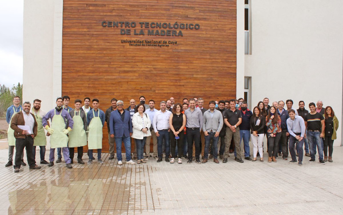 camilaguevaraz's tweet photo. Ayer se puso en marcha el sector de afilado del Centro Tec. de la Madera en conjunto con el ITU. Así la Universidad,  en vinculación con el sector foresto-industrial, aporta un espacio destinado a potenciar el desarrollo, optimización de procesos y transferencia de conocimientos. https://t.co/D7rKESr0ZL