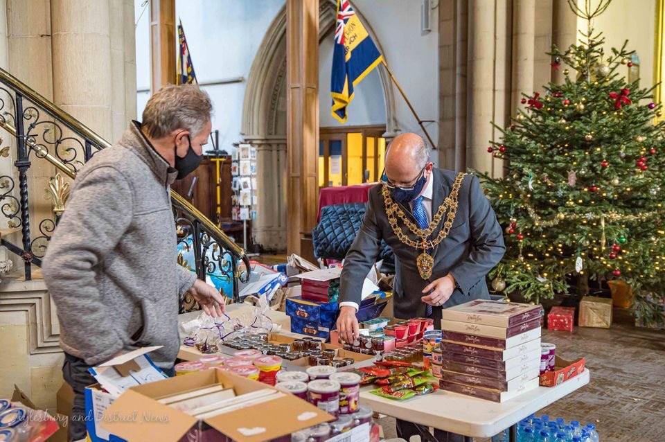 AylesNews's tweet photo. CHRISTMAS HAMPER MAKING IN ST MARY'S CHURCH
Members of the community, including the Town Mayor Cllr Anders Christensen &amp; Cllr Sherrilyn Bateman have been busy putting together luxury hampers and personal hygiene boxes for the needy in St Marys Church, #Aylesbury 
@aylesburytc https://t.co/FdRCs7Q1Wg