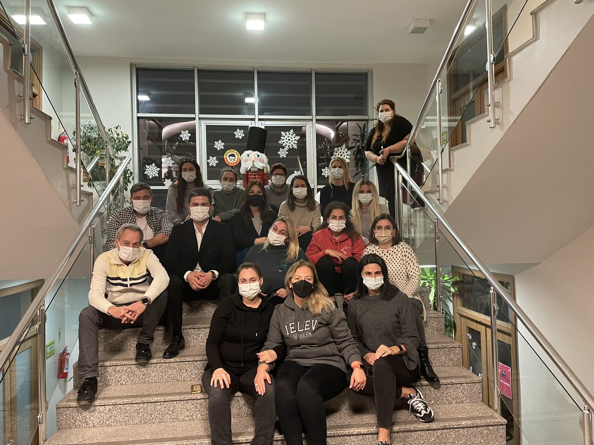 Ekip dediğin bir amaç uğruna hiç yılmadan, heyecanını yitirmeden, zaman mevhumuna takılmadan birlikte başarabilmektir. Yeni yıl panayırımızın hazırlıkları tamamlandı. Yarın için heyecanlıyız. Geliri yine ihtiyacı olan çocuklara gidecek. <a href="/upsdemirci/">Pelin Demirci </a> <a href="/LamiaYavuz/">Queen of the twins</a> <a href="/ielev/">İELEV Okulları</a> 🎄🎉