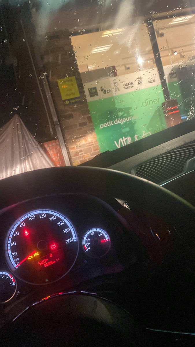 LisaVersteegh's tweet photo. Rentrer chez toi 
Te rendre compte que t’as pas passer chercher les bouteilles pour ta mère 
Repartir 🥴 https://t.co/AtnVxzZwmw