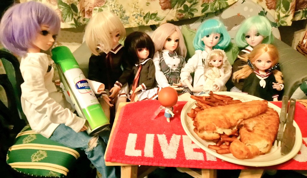 mcsurfie_girls1's tweet photo. It's fish 🐠 and chips 🍟 Fryday for the gang as Mako gives the girls 👭 her best puppy 🐶 dog 🐶 eyes in the hope of a snag. With the clans approval, she moves in on the fries 🍟.

Meanwhile, the lovebirds share some #7upFree #Cherry in peace and quiet. https://t.co/Rjqvg93fK6