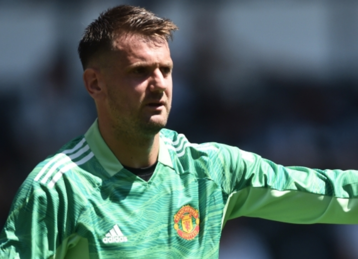 Passperformance's tweet image. Aged 35 years and 237 days, Manchester United goalkeeper Tom Heaton is the oldest Englishman to make their Champions League debut since John Lukic in October 2000 for Arsenal (39y 311d).