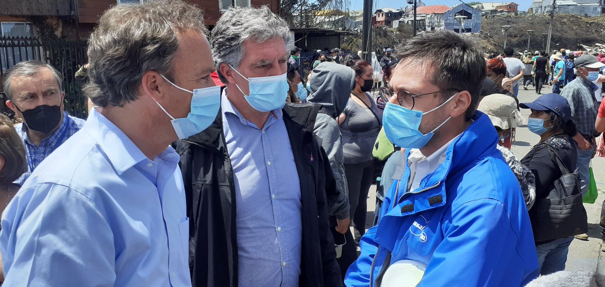 SuralisTeAyuda's tweet photo. #Castro #incendio
Gerente General de ESSAL Sebastián Febres, llegó a la #ZonaCero y comprometió a Ministro Ward y a autoridades  locales la condonación de deuda a familias catastradas @ServiuLosLagos 
#UnidosporlamismaRed https://t.co/Oc6a40AD0x