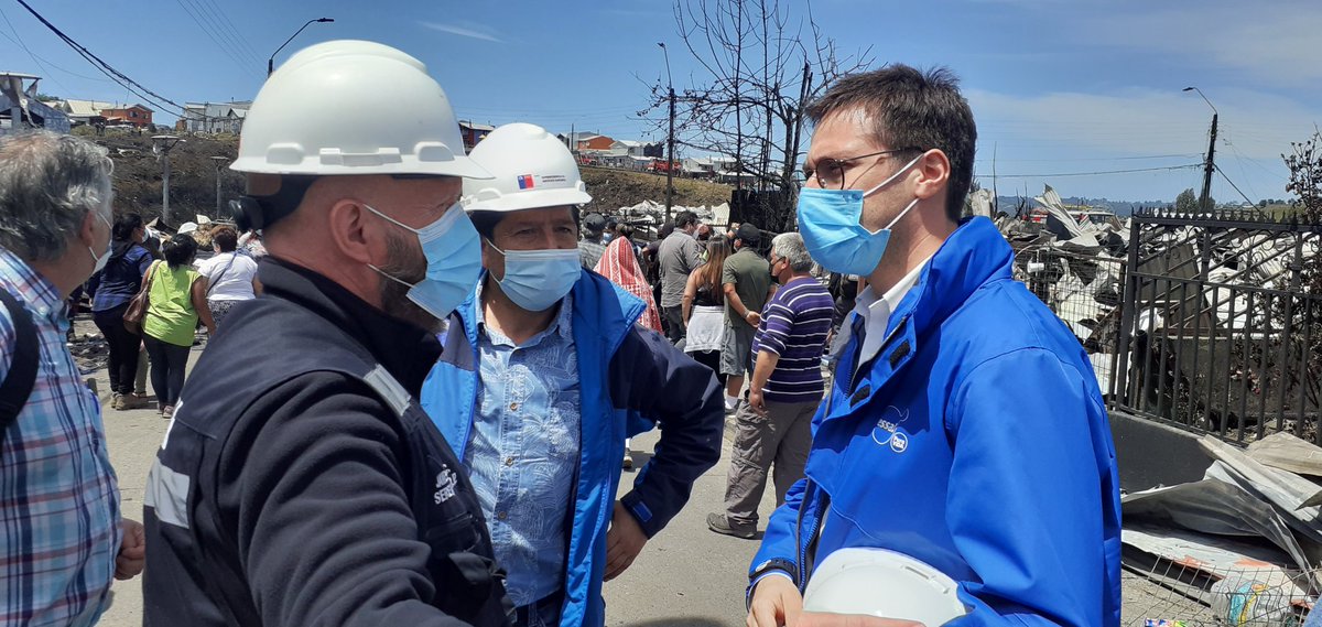 SuralisTeAyuda's tweet photo. #Castro #incendio
Gerente General de ESSAL Sebastián Febres, llegó a la #ZonaCero y comprometió a Ministro Ward y a autoridades  locales la condonación de deuda a familias catastradas @ServiuLosLagos 
#UnidosporlamismaRed https://t.co/Oc6a40AD0x