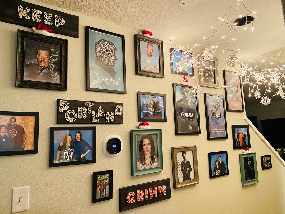 ‘Tis the season ❤️ everyone gets a Santa hat this year @mistergiuntoli <a href="/BitsieTulloch/">Elizabeth Tulloch</a> <a href="/MrReggieLee/">Reggie Lee</a> 🎅🏼 #Grimm