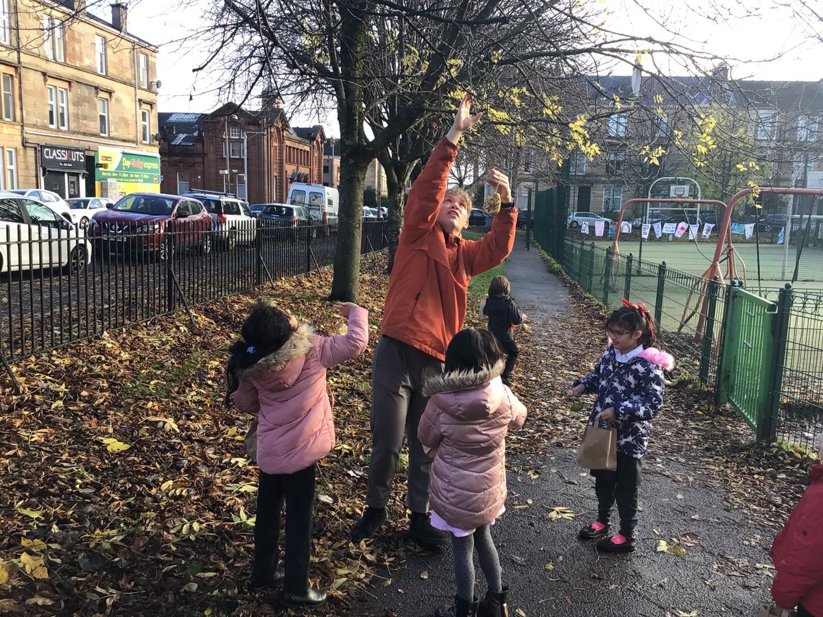 Hidden_Gardens's tweet photo. Children from #pollokshieldsprimary were inspired to make their own totem and take action for the environment whilst taking part in outdoor learning sessions during #COP26 at #thehiddengardens https://t.co/nZRax15SnF