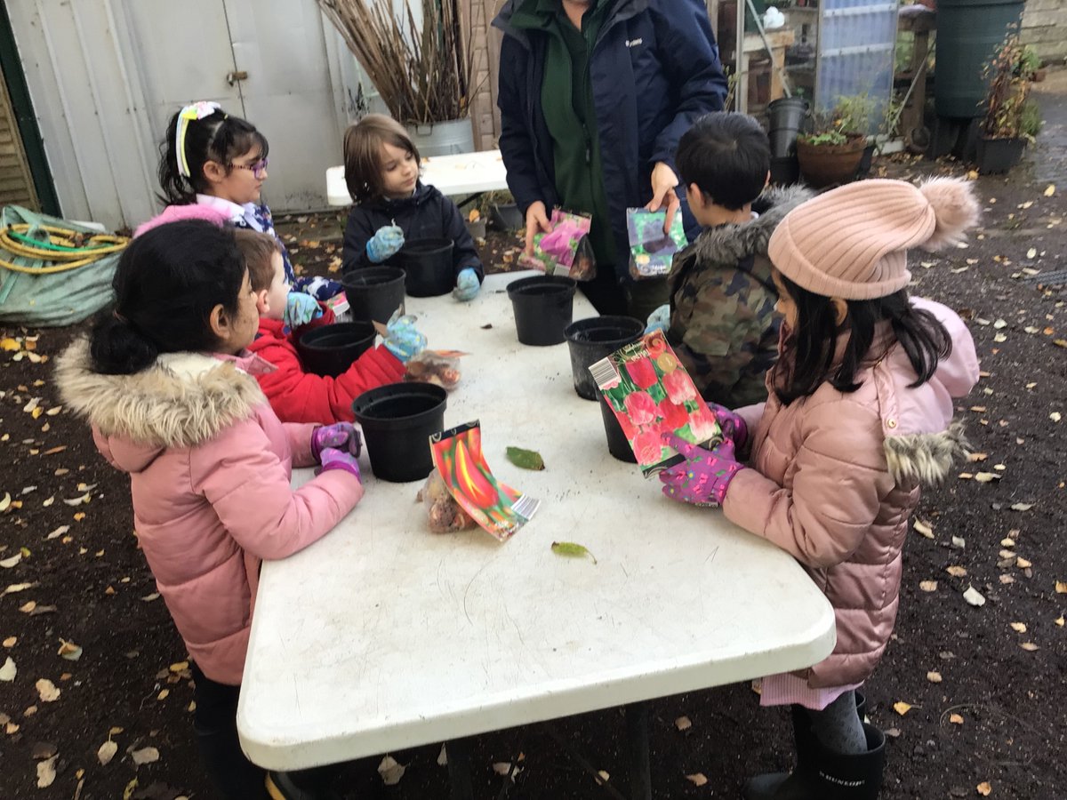Hidden_Gardens's tweet photo. Children from #pollokshieldsprimary were inspired to make their own totem and take action for the environment whilst taking part in outdoor learning sessions during #COP26 at #thehiddengardens https://t.co/nZRax15SnF
