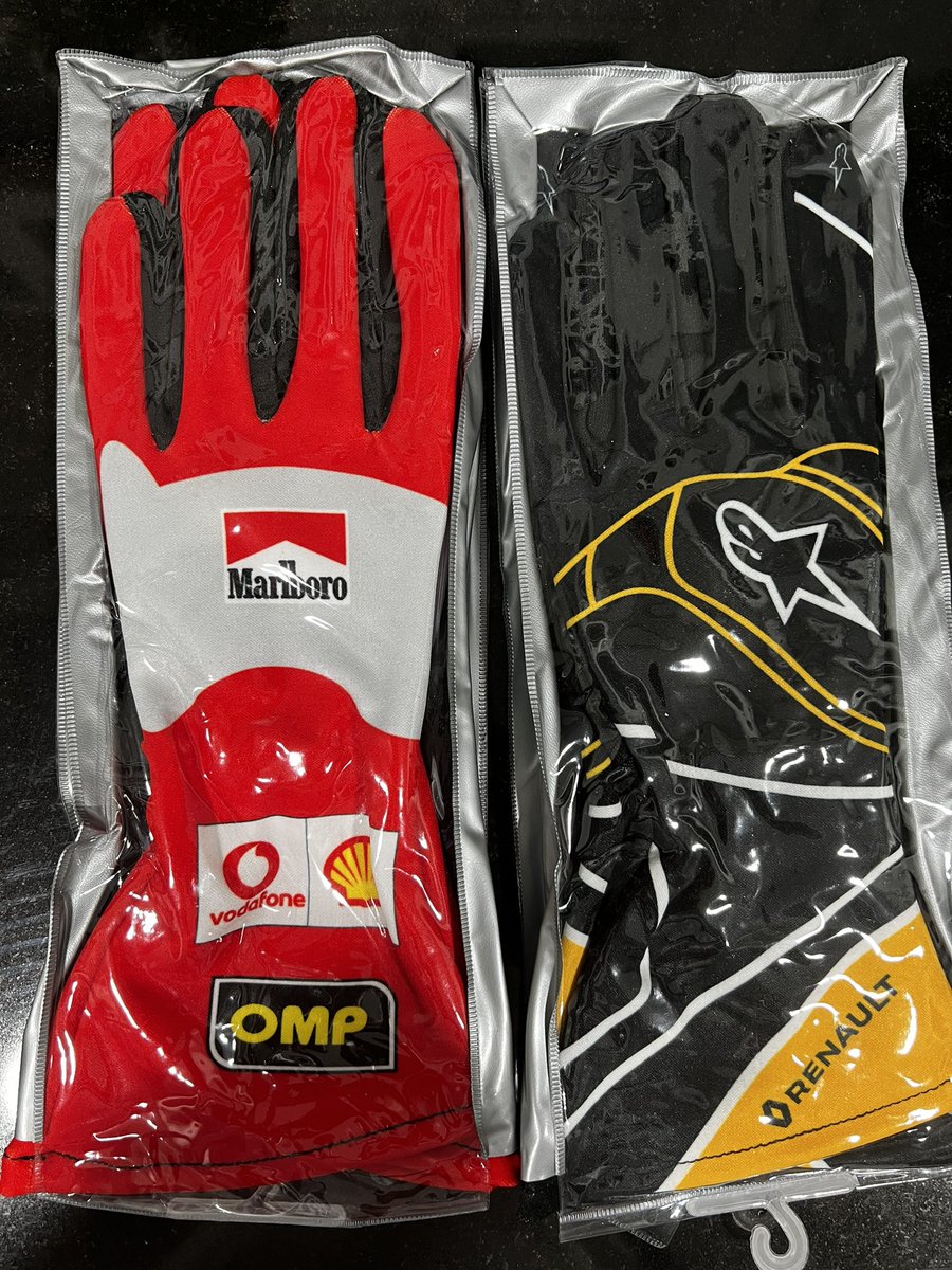 Eo Eo, aquí hay #SORTEO de uno de estos dos pares de guantes.

Para participar:
- Follow <a href="/iracingsbs/">iRacingSBS</a> ✅
- Follow <a href="/iracingsbsports/">iRacingSBS Esport Team</a> ✅
- Follow twitch.tv/iracingsbsespo… ✅
- RT 🔁
- Comenta el modelo de guantes que elegirás ✅

¡Mucha suerte! 🍀
Válido hasta el 06.01.2022