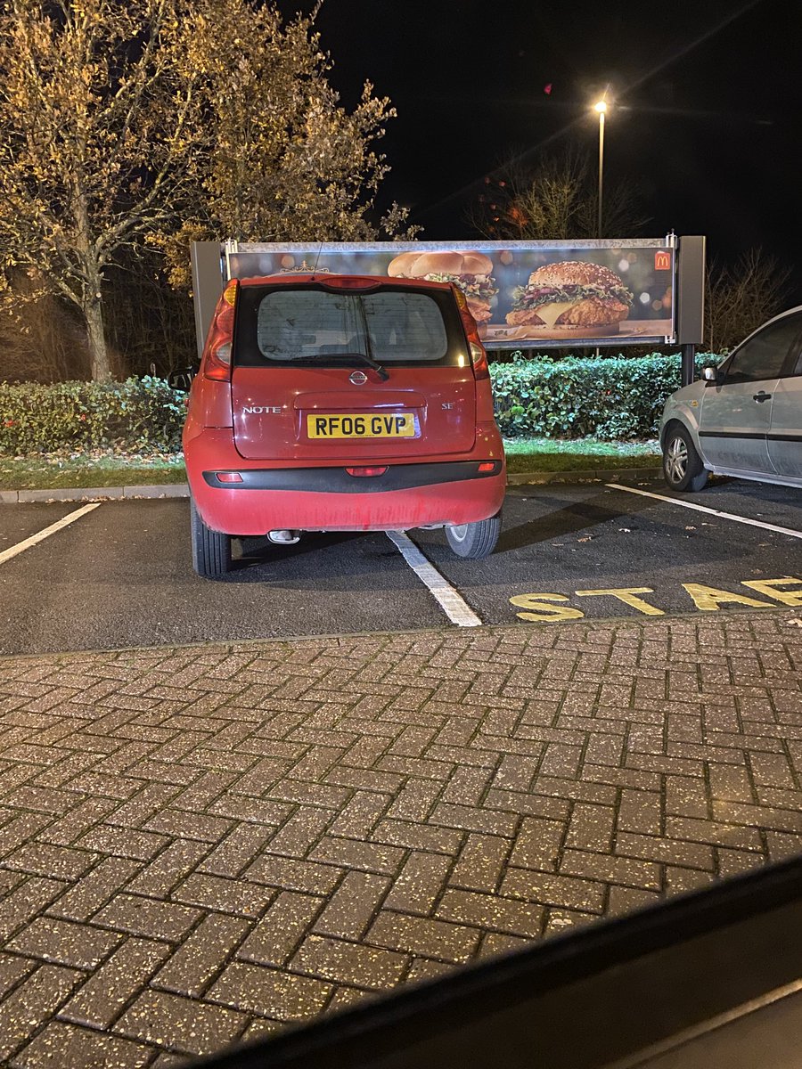 DrivingPoor's tweet image. Nice parking 😂👌 #parking
