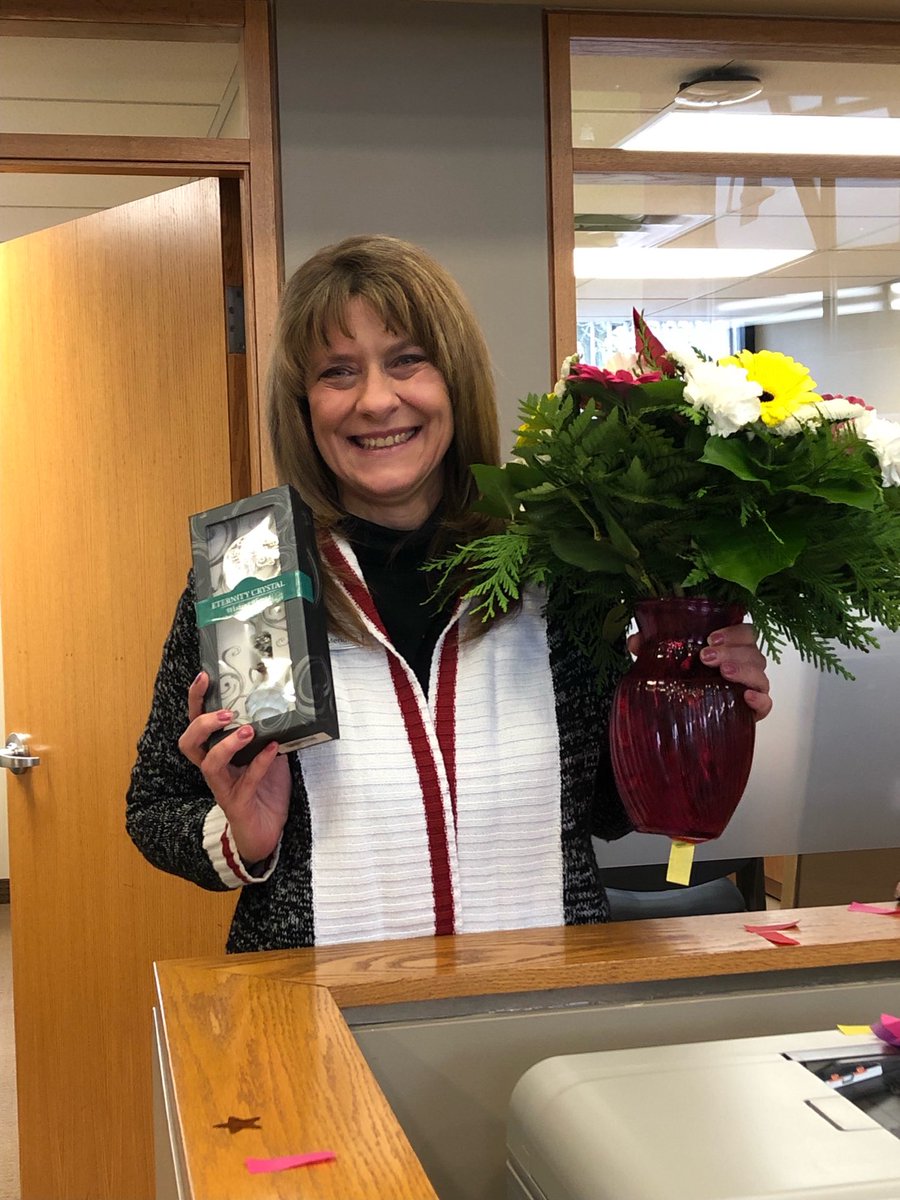 BrendaTaylor74's tweet photo. Congratulations Andrea Hominuk on your Q3 Award of Distinction!!!! Well done and well deserved.  Your hard work and dedication to Team Poco and our Members ⁦is simply amazing ⁦@MeridianCU⁩ #bestofthebest #Meridianproud https://t.co/8AKNtoNumy