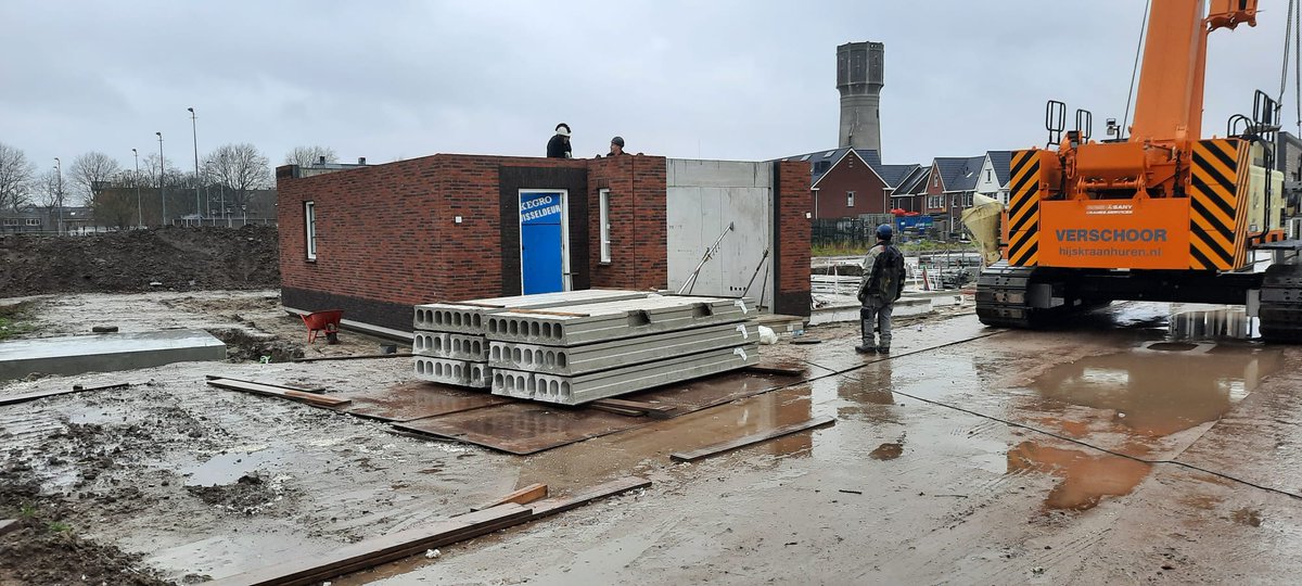 Weboma's tweet photo. Vandaag zijn we gestart met het plaatsen van onze eerste Gevelklaar casco’s van Spaansen bij ons project https://t.co/bhroCpItD1 in @gemeenteHW . Een mooie innovatie van onze BouwGemaksWoningen! #industrieelbouwen #prefab #conceptueelbouwen https://t.co/bCBDB3lRs0