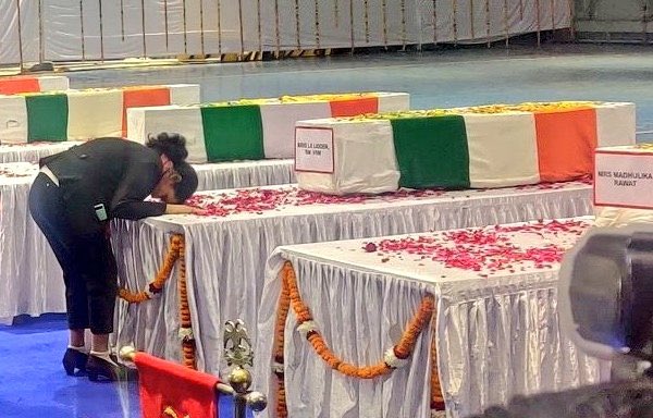 vinodkapri's tweet photo. जिस 16 साल की #आशना ने 2 दिन पहले ही पिता को खोया

जिसने आज पिता को मुखाग्नि दी

उस बच्ची को IT CELL ने इस कदर परेशान किया कि उसे अपना ट्विटर हैंडल बंद करना पड़ा

वजह
आशना ने पिछले ट्वीटस में देशके हालात पर चिंता की थी और विपक्षी नेताओं के ट्वीट लाइक किए थे

ये घिनौना नयाभारत है https://t.co/IWkiQ99Kwg