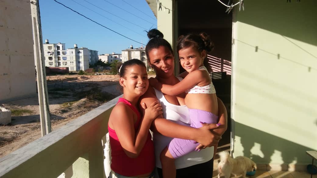 #ACNreporta Mayara Boch Piloto, junto a sus hijas Analiz y Anaily, disfrutan hoy de un hogar propio en #Cienfuegos, expresión de la máxima del #EstadoCubano de no dejar a nadie desamparado.
#CubanosConDerechos #CubaVive
@ACN_Cuba @onelco999  @EddaACN_Cuba