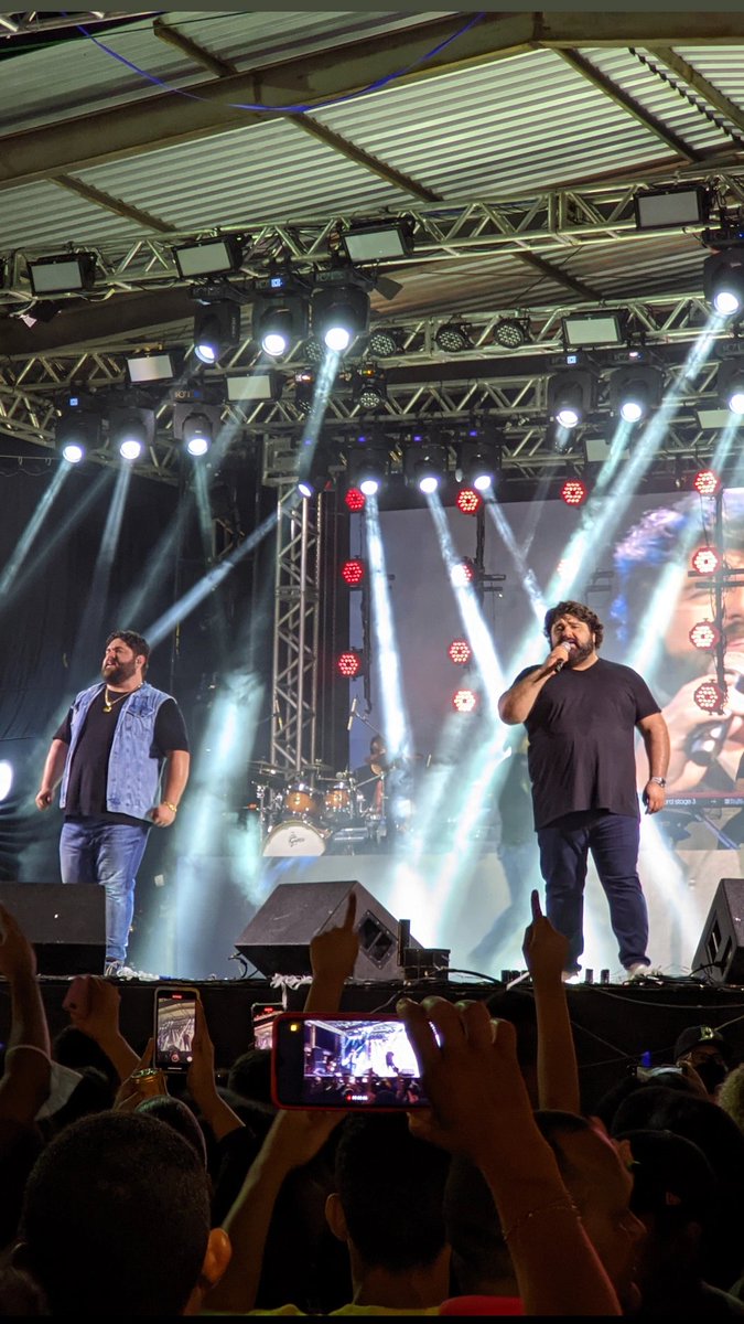 andrecarneiiro's tweet photo. Esse show do César Menotti e Fabiano foi sem dúvida alguma o melhor show que eu já fui na minha vida até agora. PQP! Que show FODA. Sou fã demais dessa dupla. Aoooooooooooo meu Goiás
#EXPOAPI @CesarMenotti @fabianomenotti @OsMenotti https://t.co/lqPww9fJC5