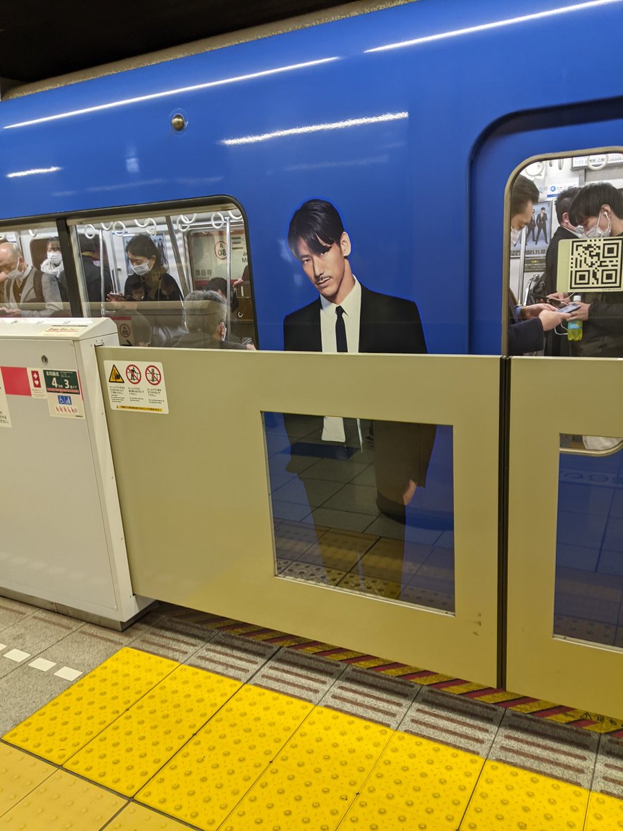 電車のラッピング広告を見てホームドアに人が挟まりかけていると勘違いして咄嗟に叫んでしまった 勇気ある人 重要な指摘 Togetter