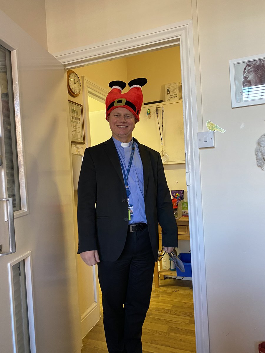 ArdinglyDining's tweet image. We love our Reverend here @ardinglycollege . Brings a smile to everyones face. Keep that you know what up Rev Andy.