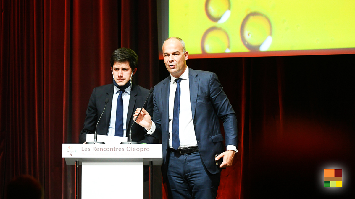 terresoleopro's tweet photo. #OleoPro2021 Les discours de clôture de :

🎙️ @rousseautrocy, Président d'@Avril Gestion et de @FopProducteurs
 
🎙️ @J_Denormandie, Ministre de l’#Agriculture et de l’#Alimentation (@Agri_Gouv)
 
➡️ https://t.co/jQBwLIb3Sj https://t.co/mcUgi4sQDX
