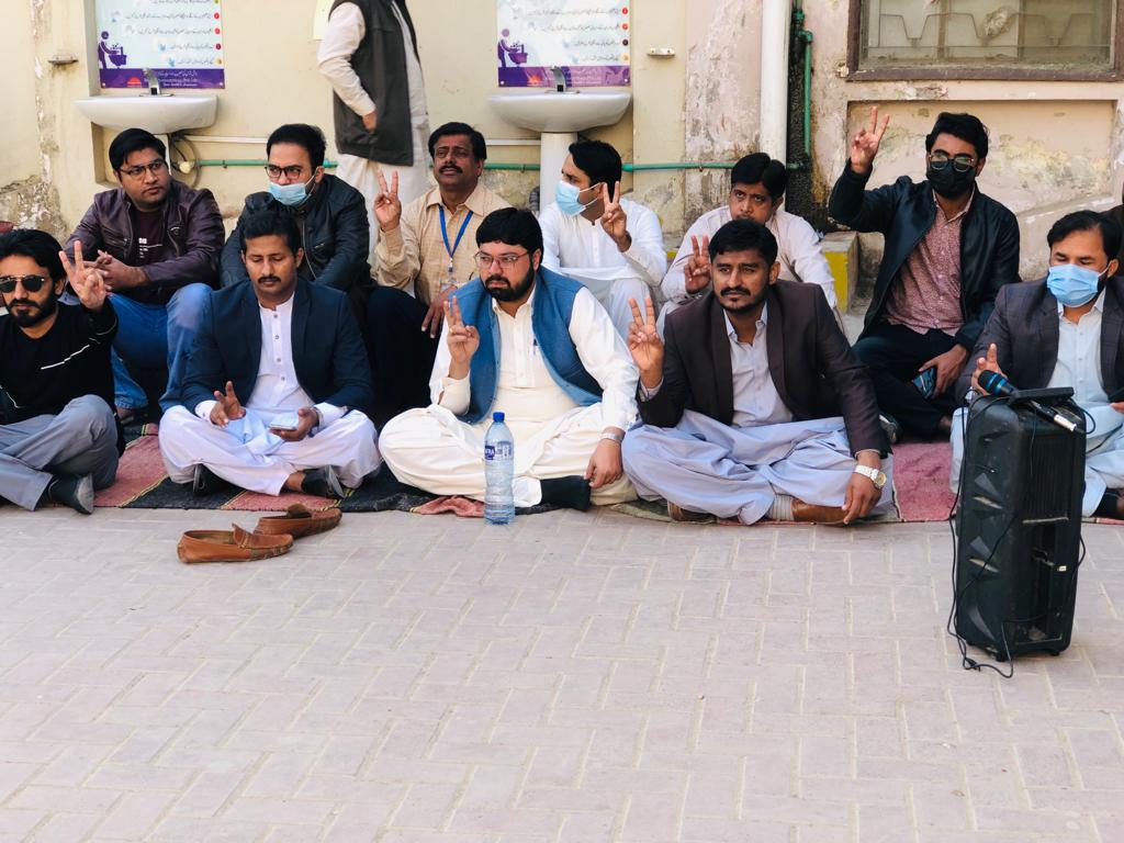 DrKashifAliSha1's tweet photo. Protest is continue by YDA Sindh till acceptance of demands
#RegularizeCovidDoctors
#PermanentRiskAllowance
#500DentalSlots
#MedicoLegalCader
#CmSindh
#BilawalHhutto
#HealthMinisterSindh https://t.co/HxIOb69n8h