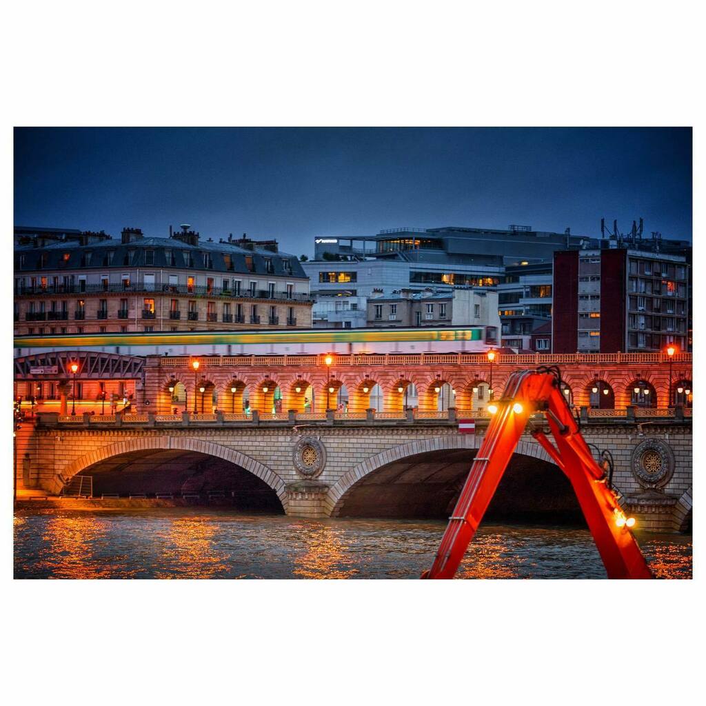 SlyDeshaies's tweet photo. Le dragon rouge de Bercy 
-
Sur les bords de la Seine juste à côté du @accor_arena le pont de Bercy à Paris à l’heure du matin. 
-
#paris #bercy #pontdebercy #bluehour #heurebleue #streetphotography #streetcolorphotography 
#parisfrance #travauxpublics #train #metro #metropa… https://t.co/uEcFFgkyMT