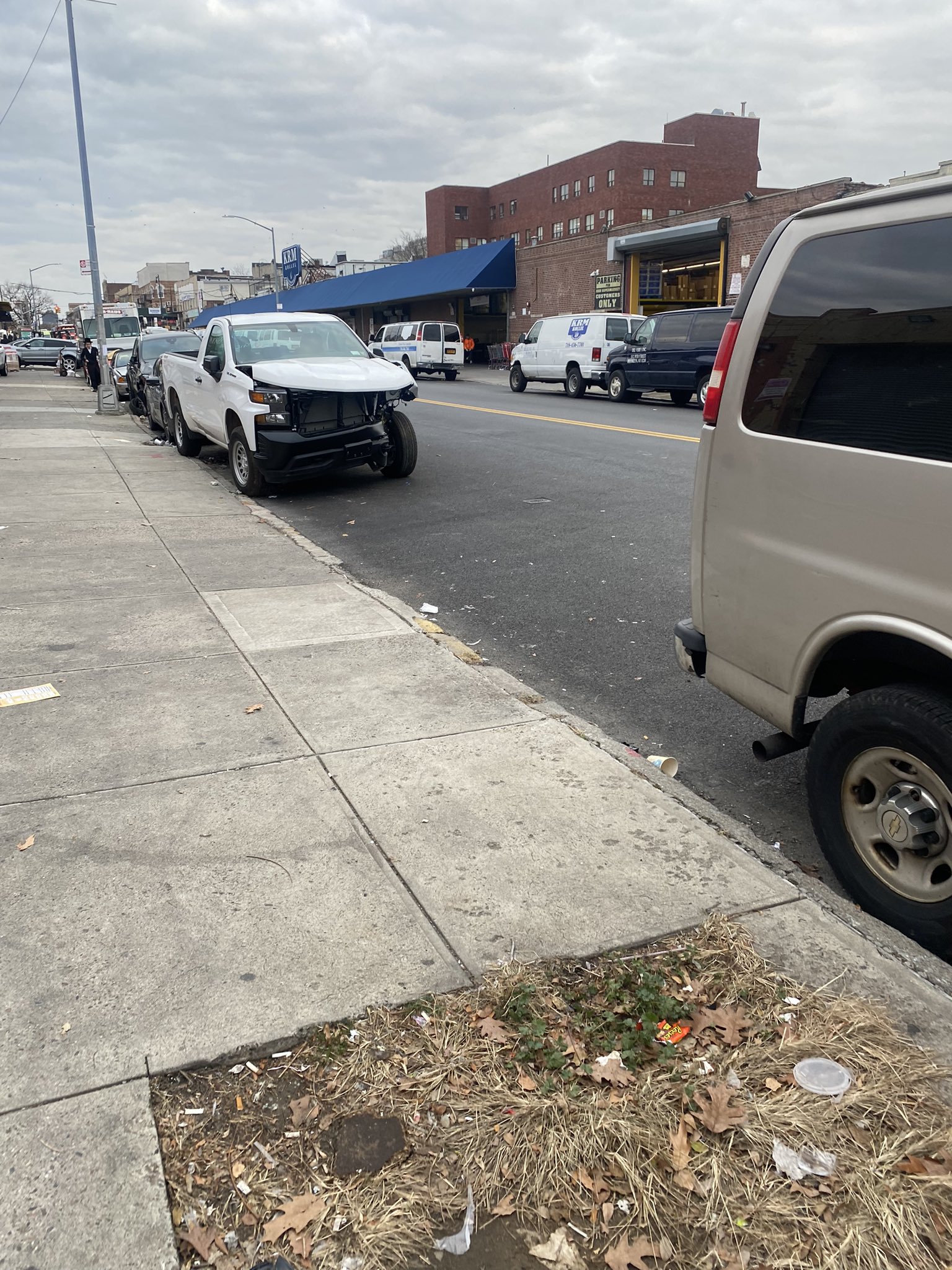 shvitzer retweeted:
Week after week collision shop not moving vehicles when @NYCASP #NYCASP is effect #Brooklyn 39st between 13&14 ave cars are dumped without plates or fake plates for months @NYCSanitation @nyc311 @NYPD66Pct @NYPDBklynSouth @BrooklynCB12 @66precinctcc