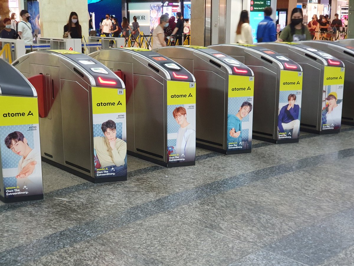 amaimameki's tweet image. Atome x Astro SG Orchard mrt Station ✔ 
This is the best Xmas gift, all astro over there 💜 
Many ppl noticed them 🤭

#astro #atomesg 
@offclASTRO