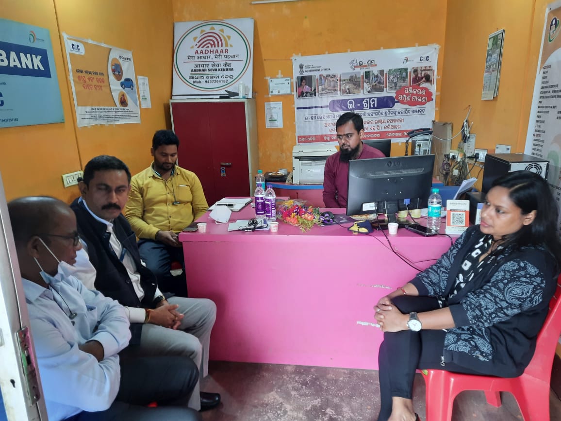 OdishaSpv's tweet photo. CSC SPV Odisha State Head Smt Swornaprabha Singh Mam and HDFC Officials discussed for making Kalahandi as a Digital District.

@CSCegov_ @dintya15 @ceo_csc @SwornaprabhaSi1 @SmitaHDFCBank https://t.co/SR42uFMzyd