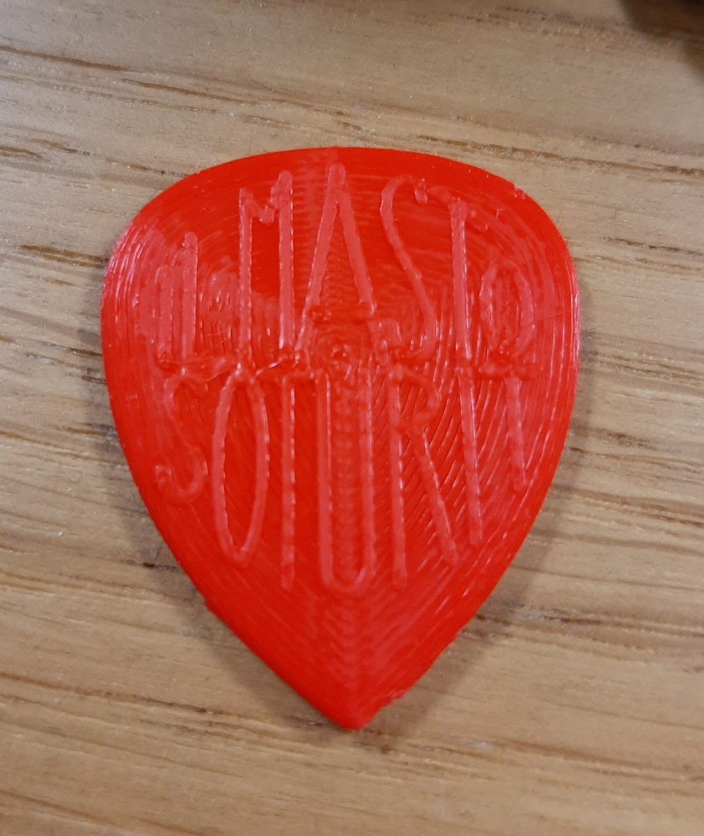 Soturien tonttupaja eli Justus, Aaro ja Taavi, sekä Jukka ja Jerkko ovat valmiina! Teemme 3D-tulostimella Soturiplektroja, joilla keräämme varoja yhteistyökumppaneillemme. Väh. 5€ lahjoituslupaus/plektra. Toimitukset ainakin näin aluksi Lempäälän alueelle. #VihreäJoulu