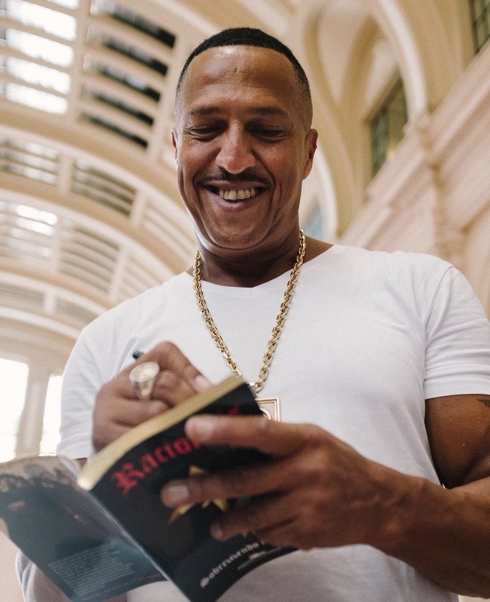 sextou com <a href="/manobrown/">Mano Brown</a> sorrindo pra gente sorrir junto 💘