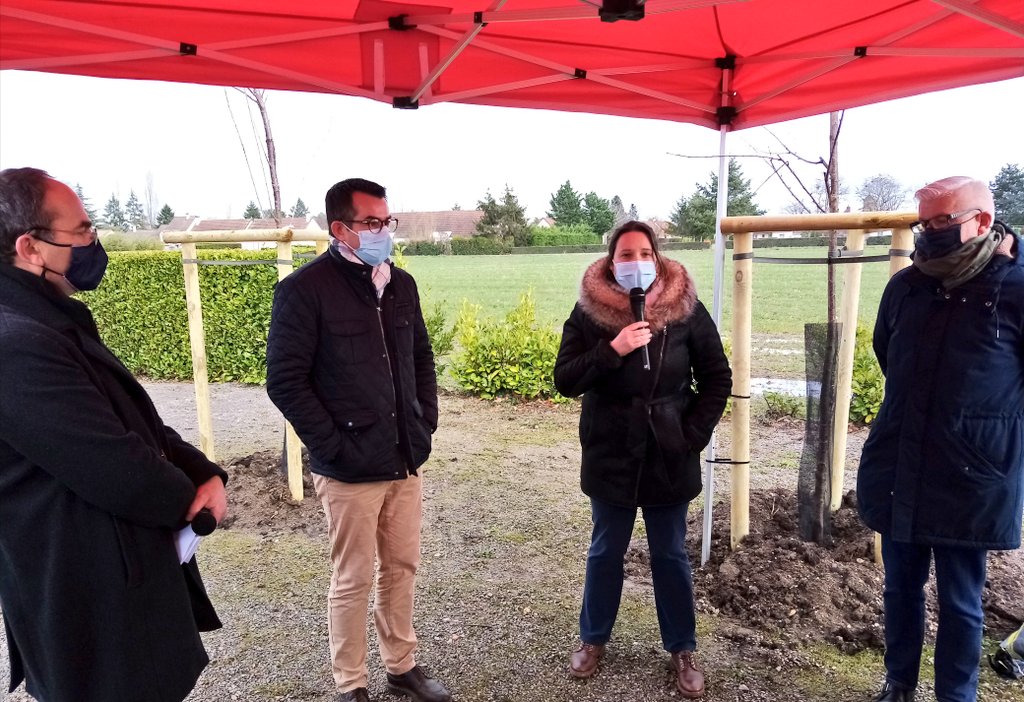 claude_riboulet's tweet photo. 🌳🌳🌳111 #arbres plantés à #Bayet grâce au  @Allierdpt avec la participation d'entreprises implantées sur la commune: @TotalEnergiesFR, @Veolia_FR et #Secanim. Objectif du @Allierdpt: 1 arbre par habitant planté d'ici 2028 soit 350 000 arbres ! https://t.co/OwCNwW9lP2
